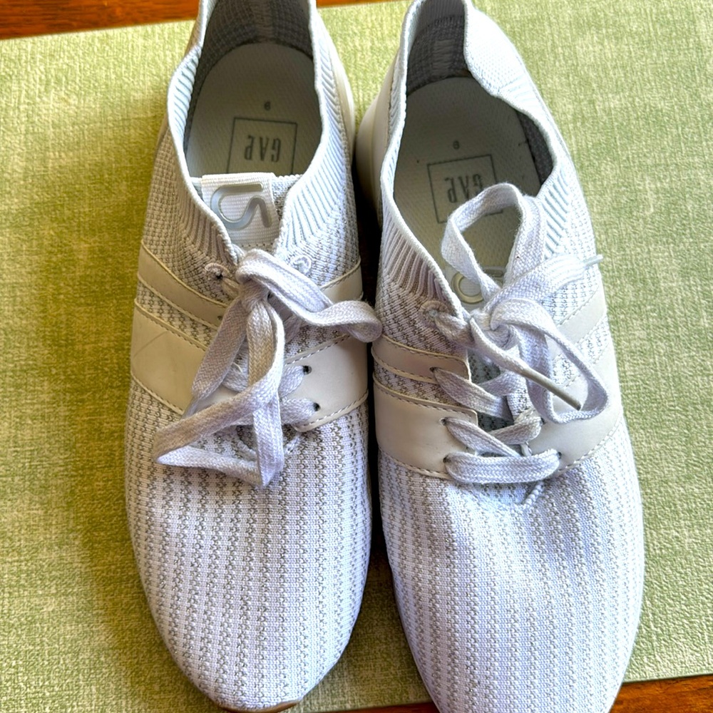 Gap white tennis shoes Sz 9